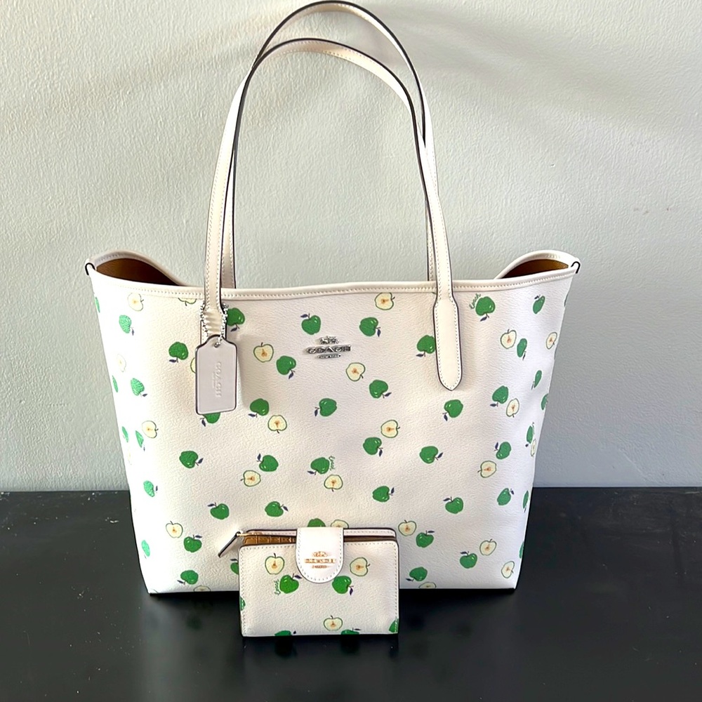 Coach City Tote Apple 🍏
